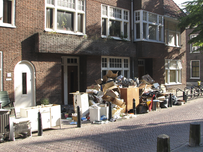 872051 Afbeelding van het grofvuil dat uit het pand Waterstraat 23 in Wijk C te Utrecht op straat gezet is; de ...